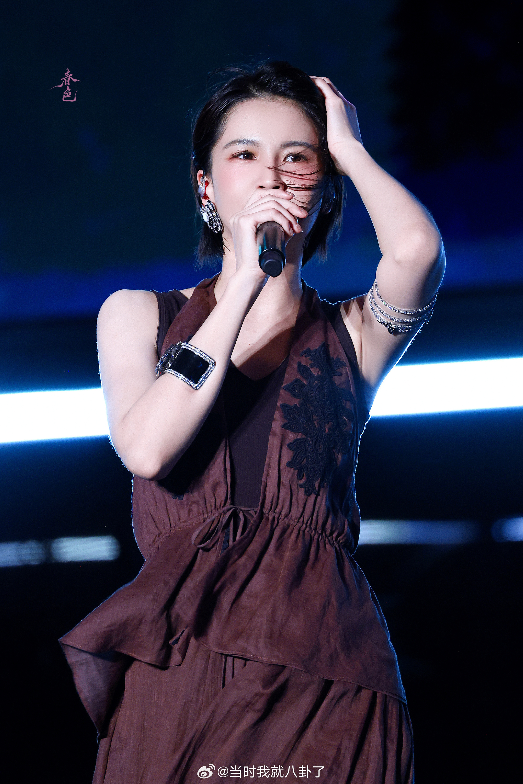 曾沛慈  嘉兴演唱会上，曾沛慈用动听嗓音演绎多首经典曲目，全场跟唱氛围热烈。舞台