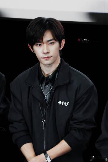 易烊千玺好正的一张脸易烊千玺的长相端正又有力量，《惊蛰无声》严迪警官眼神锐利，气