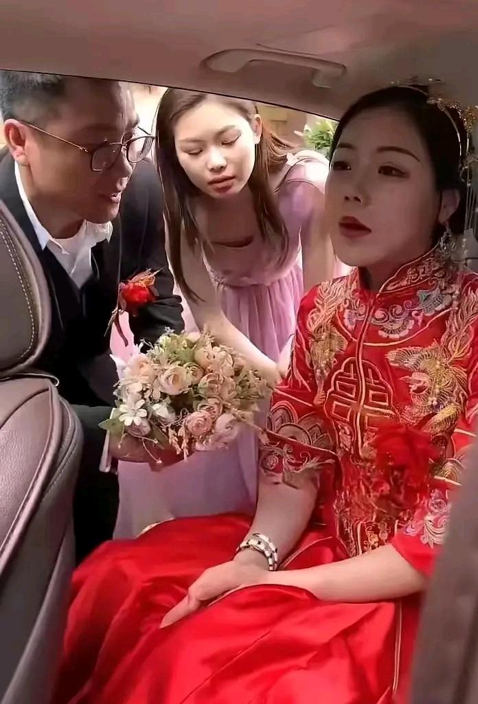 今天我弟结婚，新娘子要 16000 上车费，弟说回家拿，结果一去不回。新娘子下车