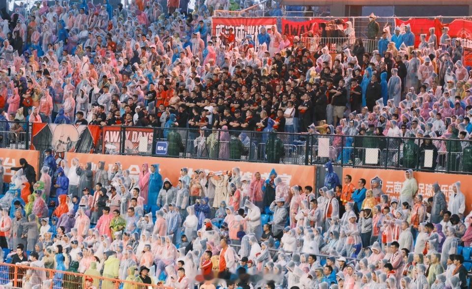 505南看台怎么样？反正自从去年云南客场这一“站”后，路转粉了。各位蓉城球迷，谈