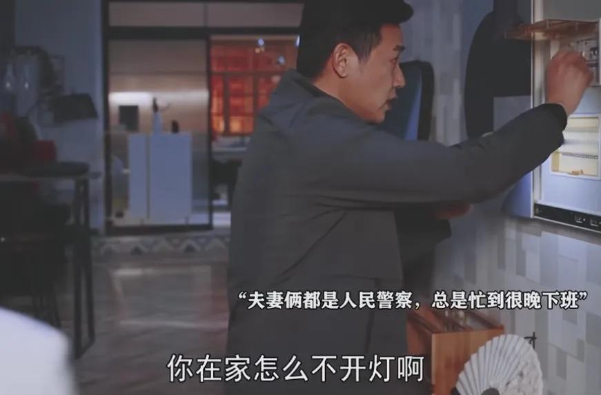 《人民警察》
赵海洋和安萍都是人民警察，两个人每天都很忙，他们每天都靠发微信联系