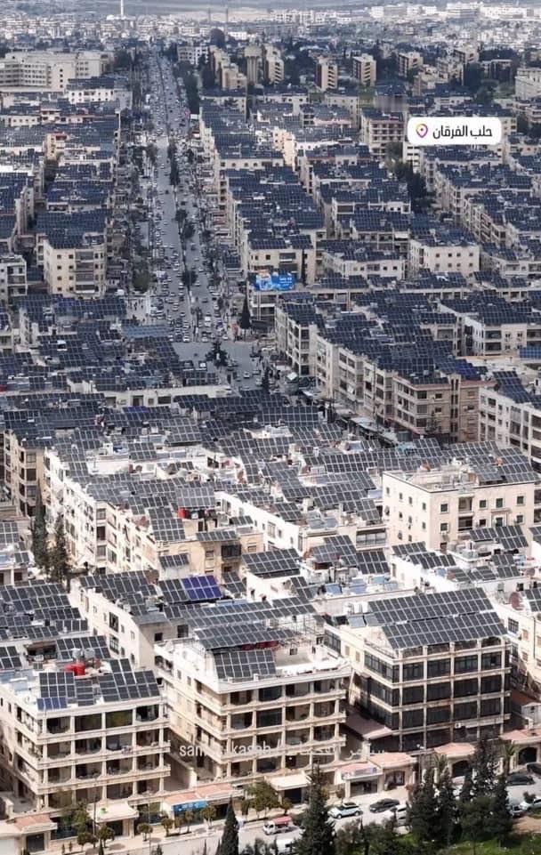 网图，据说是叙利亚阿勒颇的光伏板，来自于中国