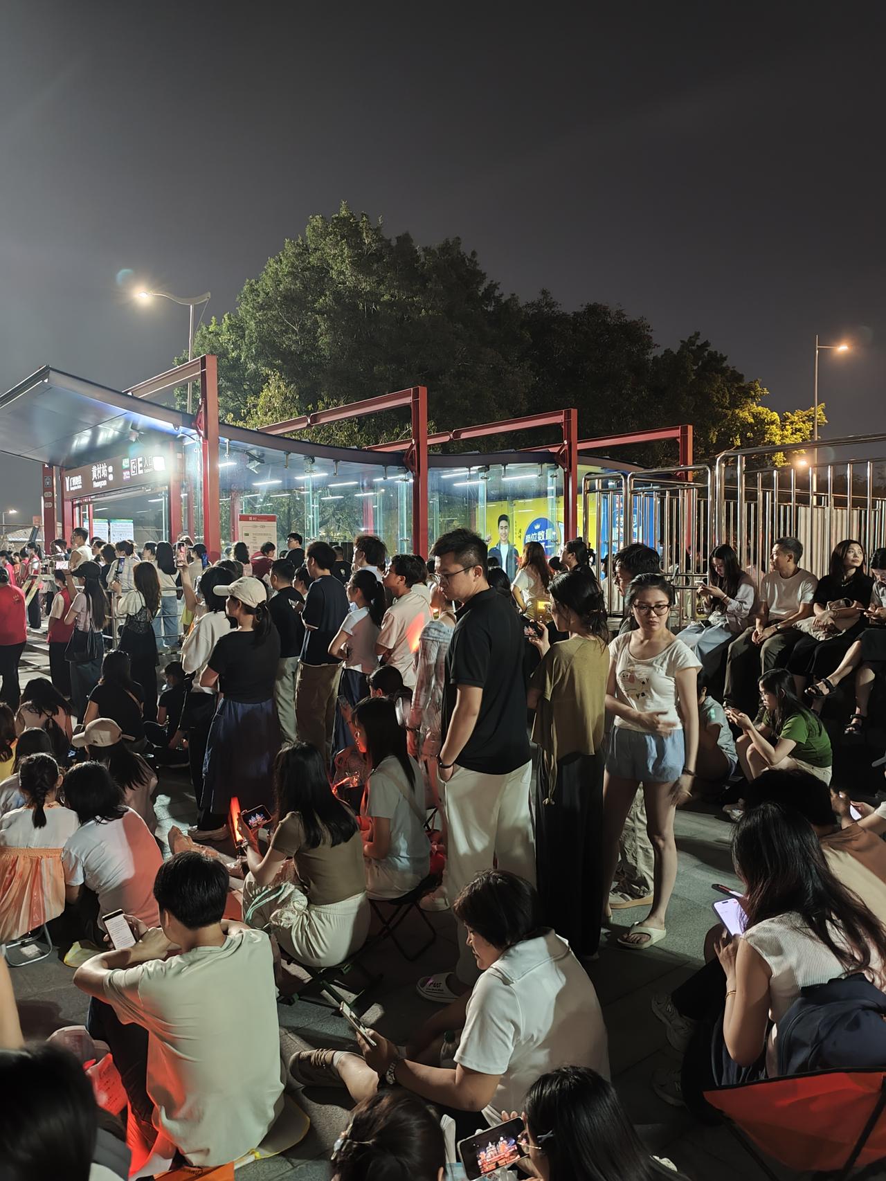 说一说演唱会的那些事，1黄牛票1800元一张，多数人都不买，宁愿在外场站着。2有