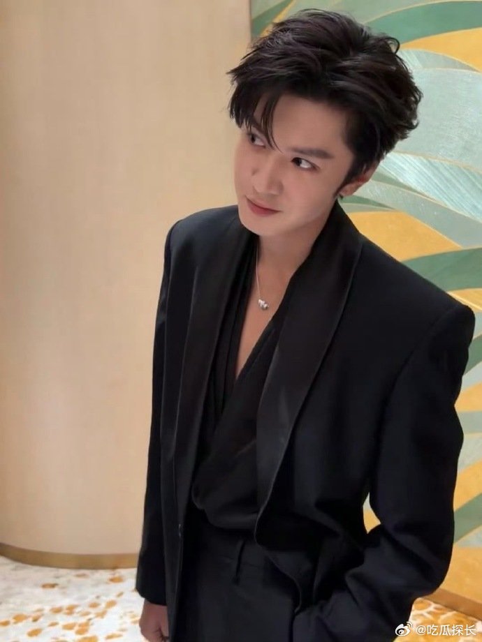 陈哲远线下深v造型 陈哲远西装深v内搭，真的绝了！ 陈哲远西装深v内搭