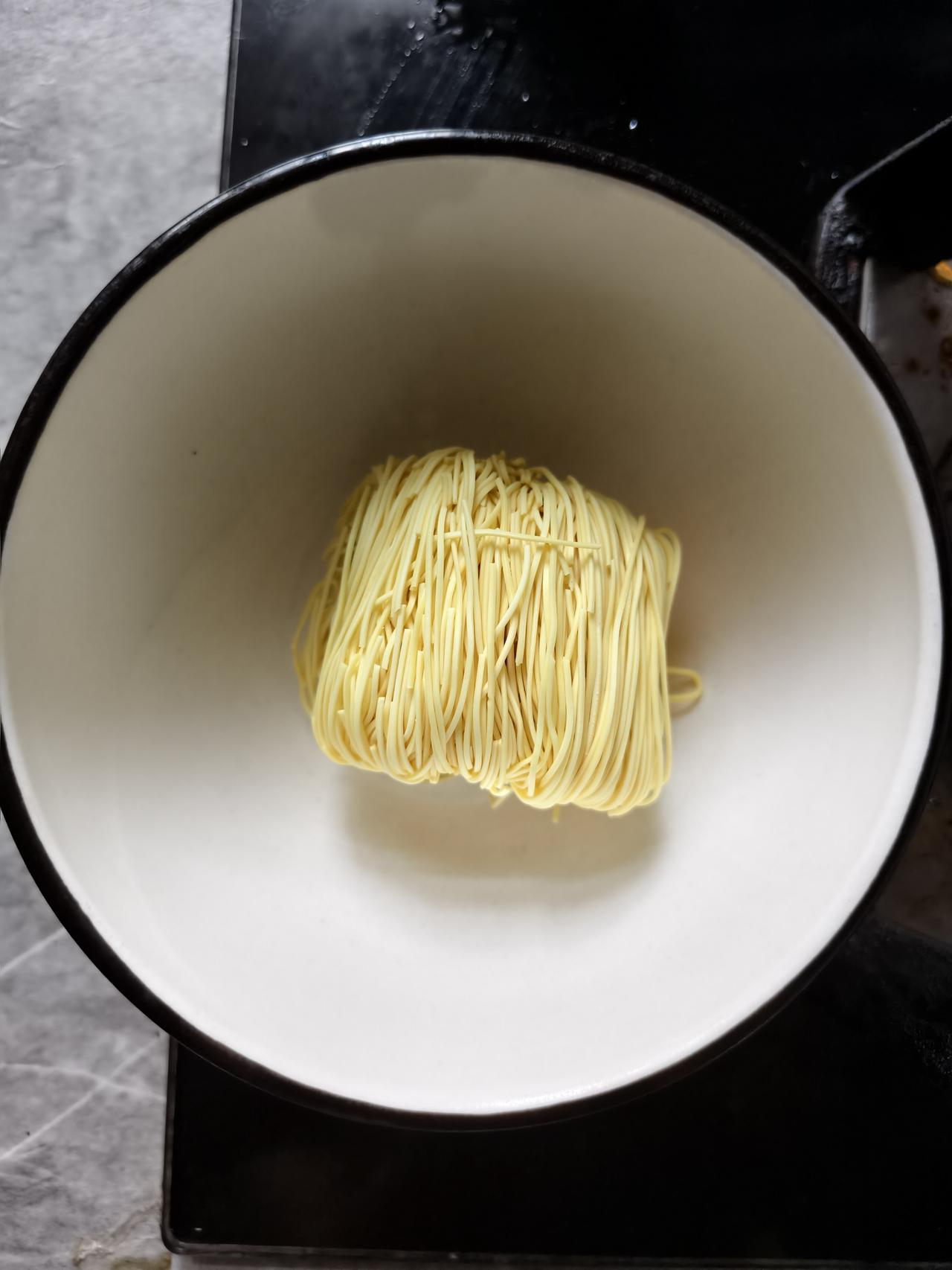 第一次煮这个竹升面的时候，觉得两个都可能不够饱的，煮过之后才明白它会长大的。
现
