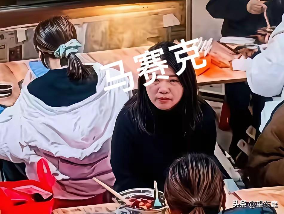 往邻桌衣帽里倒螺蛳粉汤的女子现在恐怕是肠子都悔青了！知情人称她要赔偿2000元外