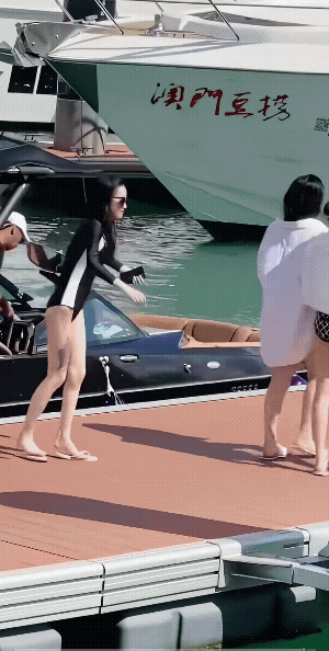 游艇上下来的，咋就拉胯了？
其实，这是“晕地”。不管是谁，长时间在船上，刚下船都