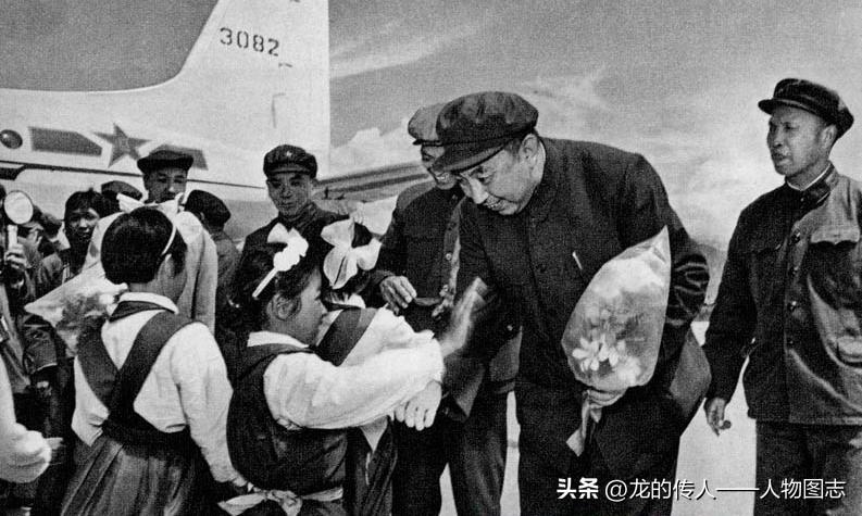 华国锋率领中央代表团，参加西藏自治区成立10周年庆祝活动，1975年9月5日乘专