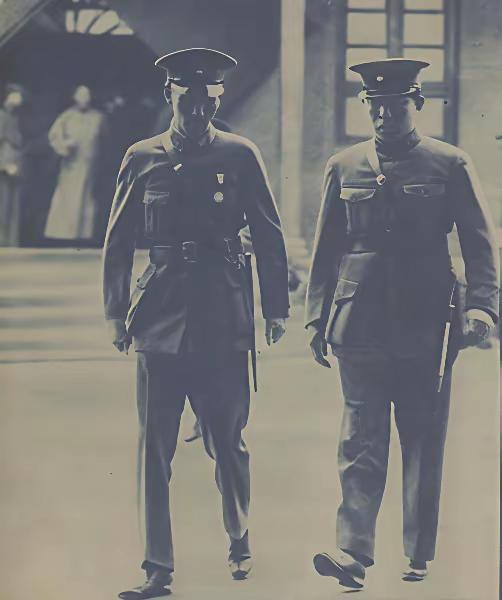 1935年，武汉行营成立典礼结束后，蒋介石和张学良并肩走出会场。
