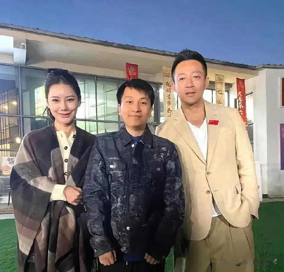 何德何能竟然站在汪总夫妇中间，这男人个子不太高，长相十分普通，却一脸自信泰然，想