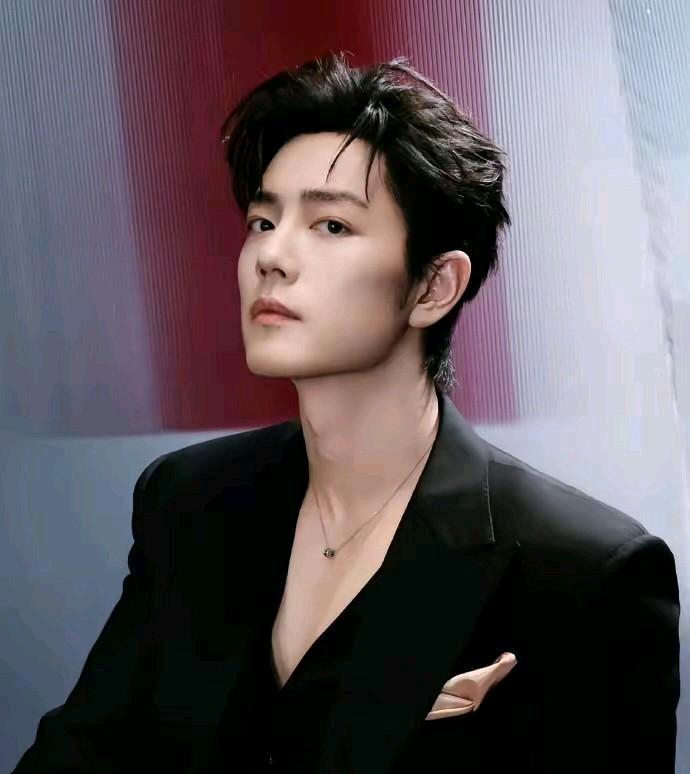 有句话一直想说
希望肖战的粉丝不要骂我
肖战其实不适合这种酷酷的造型
他的面相是