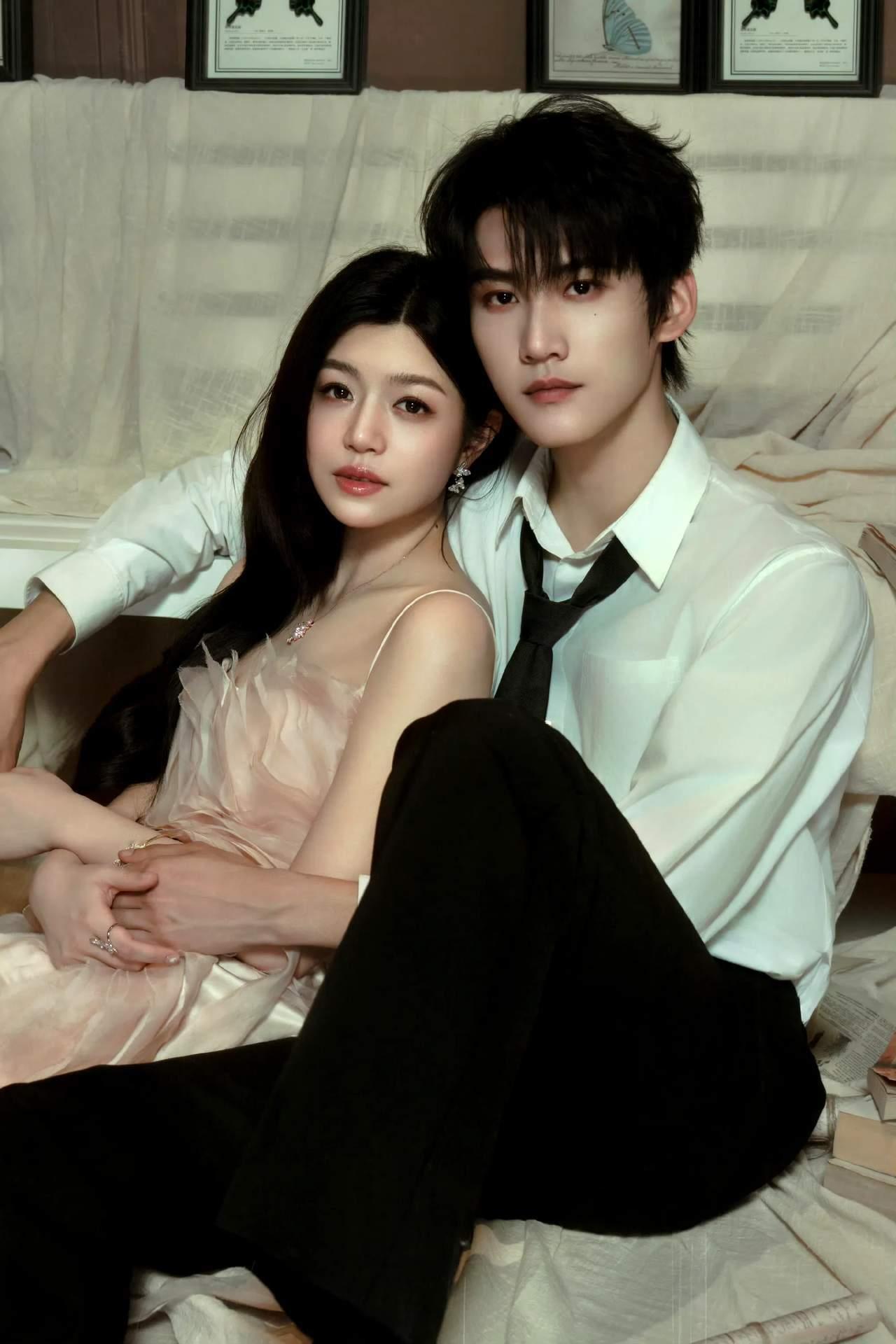 陈妍希带着小狗来了她身着带有蝴蝶元素的造型，呼应新剧《狙击蝴蝶》，萌犬的陪伴更添