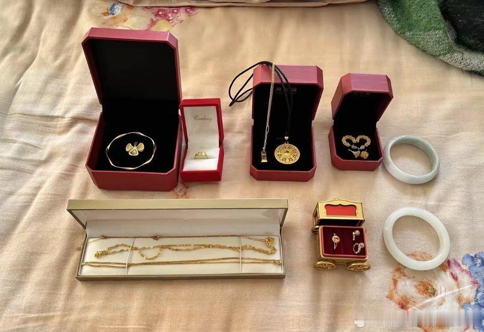 今天心血来潮整理了一下这些年买的黄金，突然发现以后这些通通都是我儿媳妇的，顿时觉