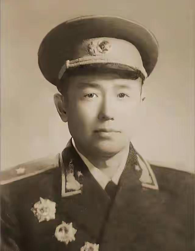 很多人只知道谢文东当年在东北气焰嚣张，却很少留意，重金悬赏刺杀李荆璞这件事，恰恰