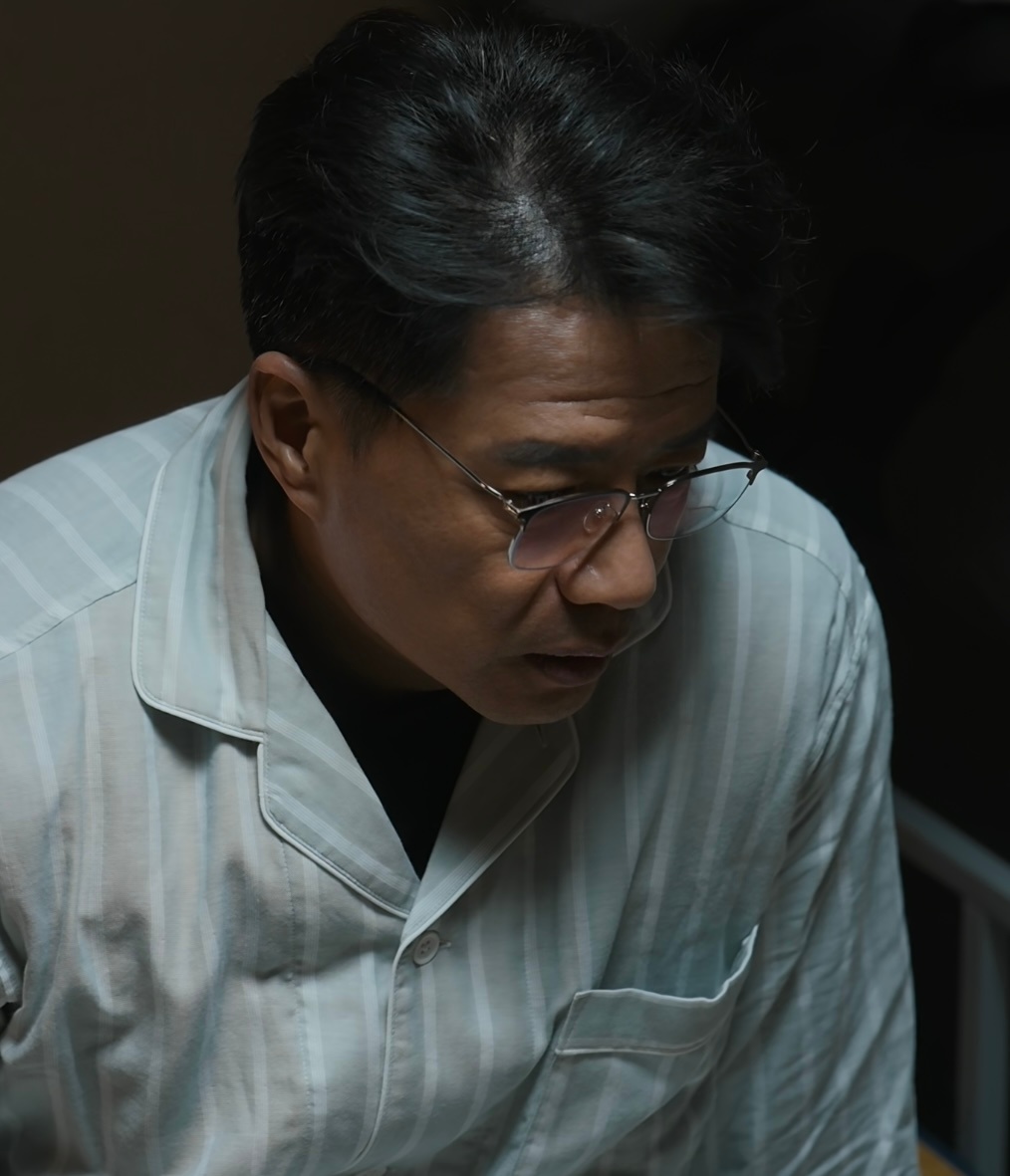 段奕宏  大脸猫谭彦要找角度拍，也是氛围感帅哥