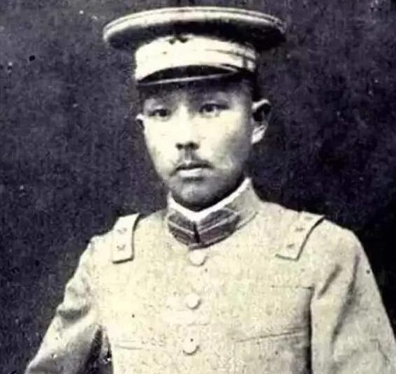 1945年，杨森和九姨太蔡文娜温存一晚后，看着熟睡的女人，杨森脸色渐冷，站起身离