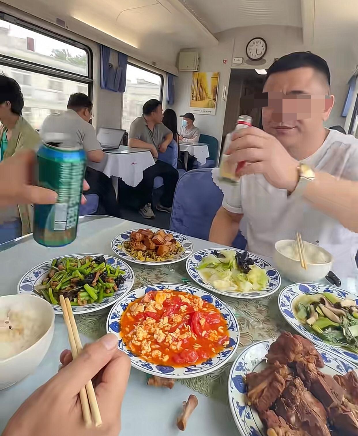 现在火车上的餐车，给人的感觉就是整洁干净，这顿饭应该没个5百拿不下，这种环境真的
