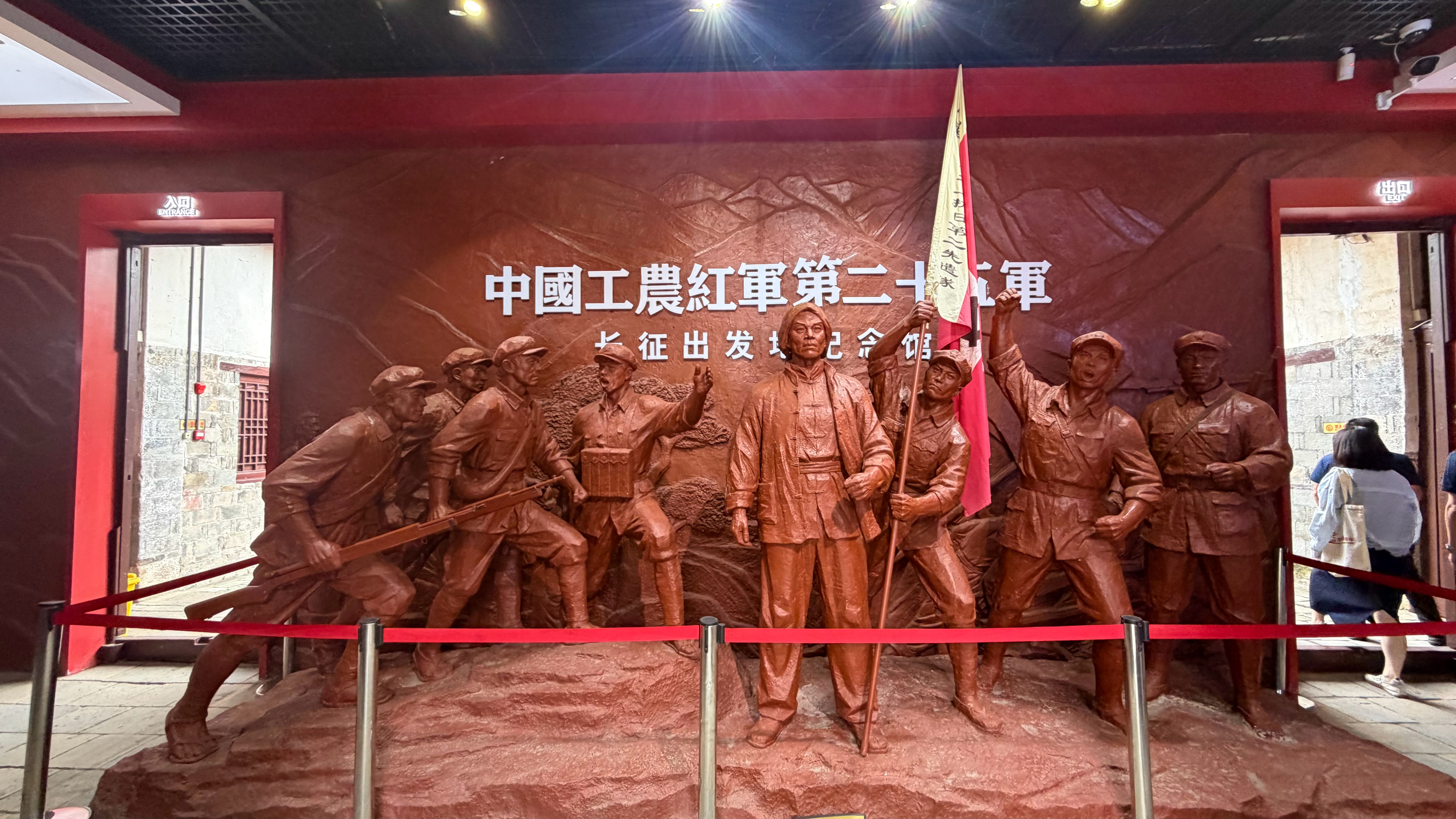走进信阳市罗山县铁铺镇何家冲，这条藏在大别山腹地约四公里的山冲，普通山村外表之下