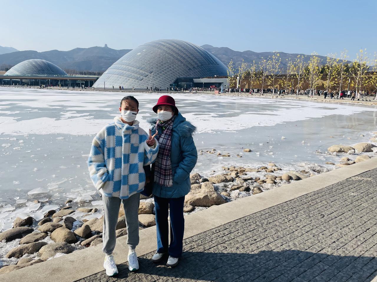 太原植物园，
电梯穿越感。
夜深星光闪，
连接苍穹天。