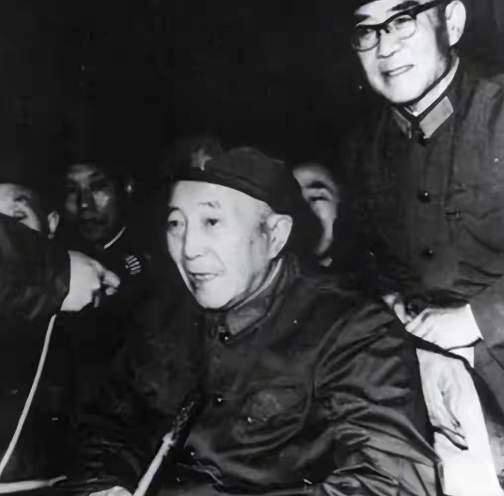 1977年，罗瑞卿是军委秘书长，排序在张廷发之后，对方进入政治局。

说起来这事