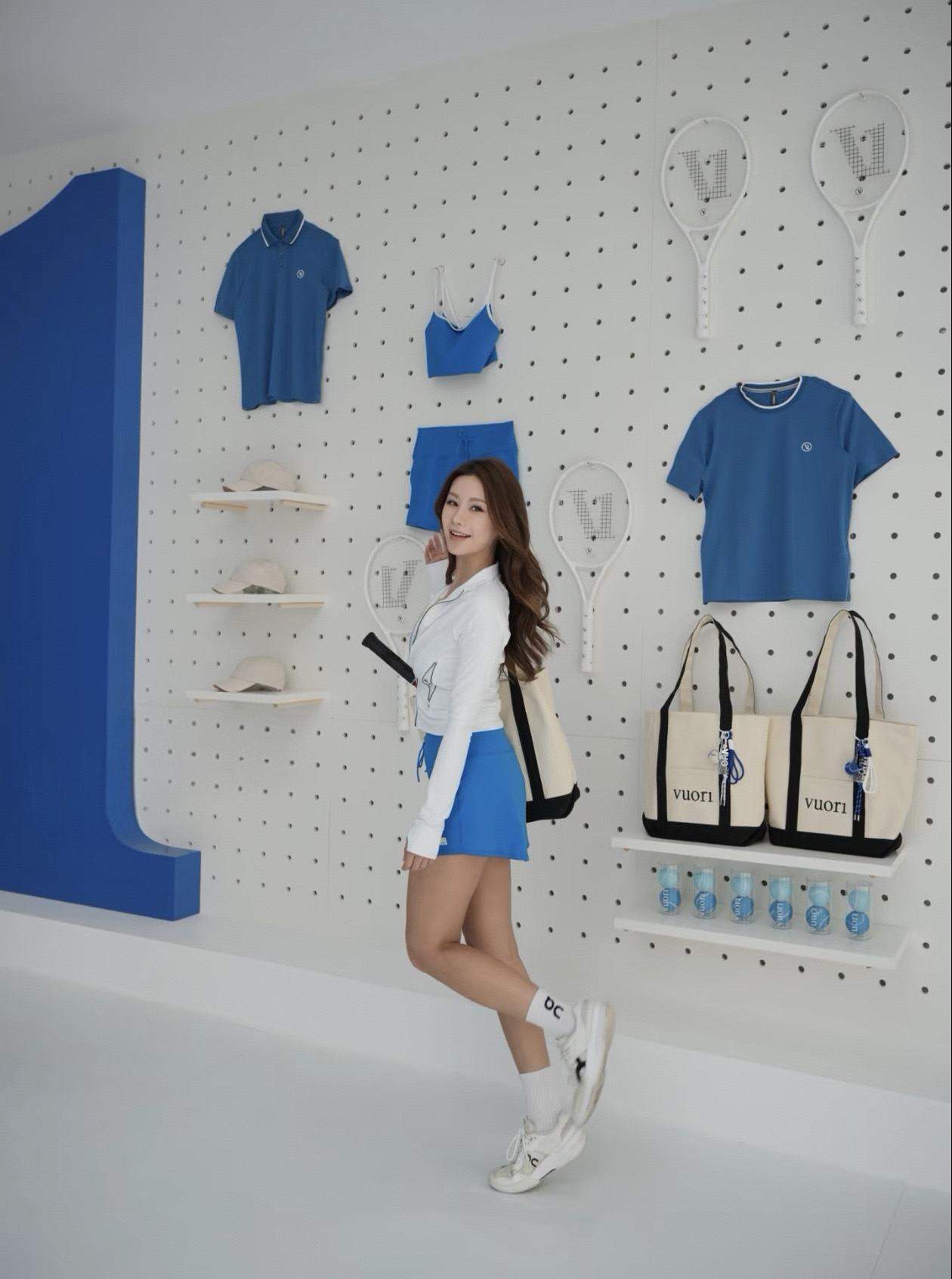 蓝衫映笑颜，网拍展风姿