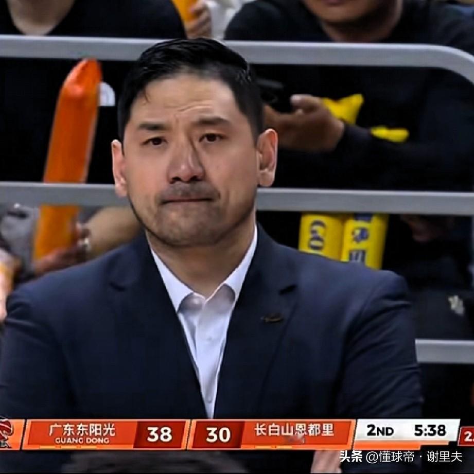 吉林主帅钟诚真奇怪，落后广东就是不叫暂停，眼看着分差一步步扩大，临场应变基本放弃