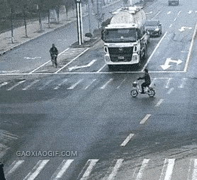 是谁给了他这么大的胆量，骑个自行车就天下无敌了，不仅在大路上横冲直撞，还在大罐车