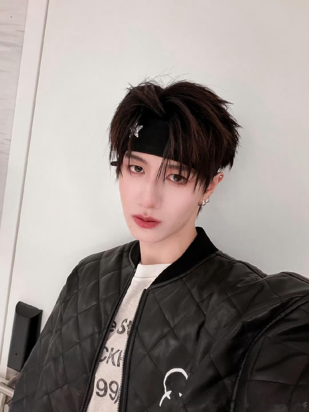 朱志鑫成长分享会朱志鑫直播朱志鑫TOP登陆少年 他俩的友情真好，礼物肯定有专属故