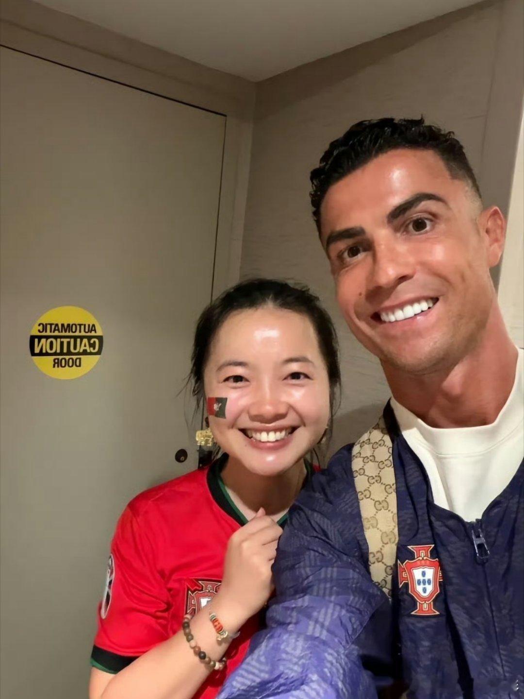 C罗拥抱女球迷3次安慰她不要哭热点观点 2026世界杯这一幕真的看哭无数人！一位