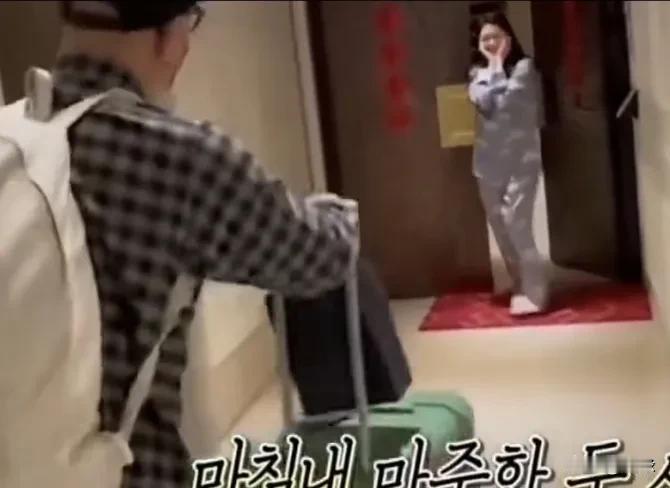 这是大S时隔二三十年后，在家门口迎接具俊晔的画面，当时无数人被他们的爱情所感动！