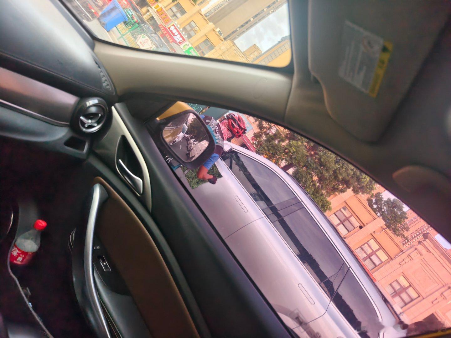 现在怎么还有这种？等红绿灯时这人拿着一块写着“骑行遇到困难，需要什么帮助”的牌子