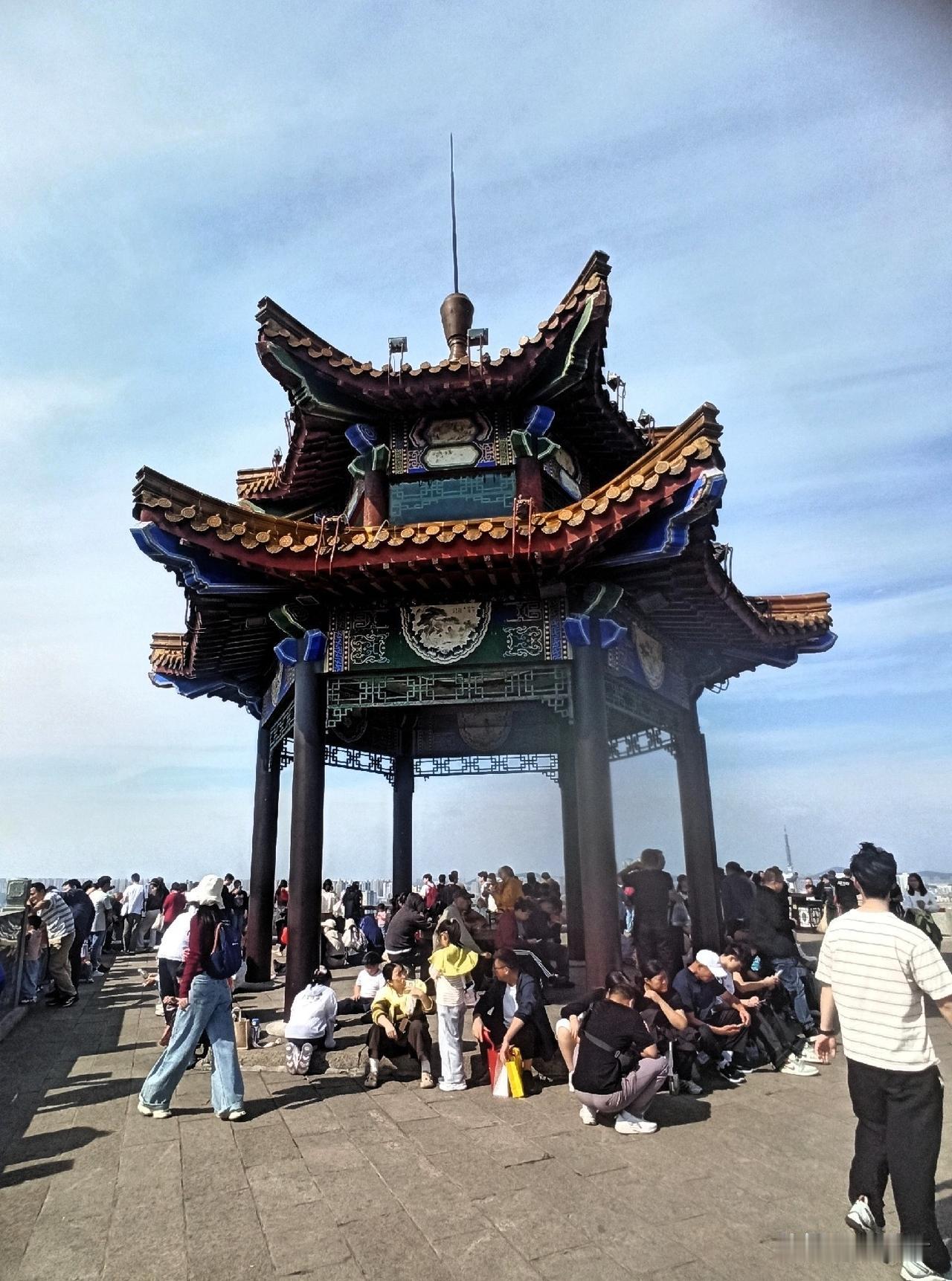 徐州云龙山观景台下室内一直空置，据悉这里将改建为云龙湖生态科普馆。近日开始封闭施