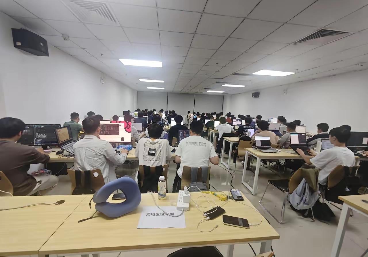 这些人竟然都是跑来学习Ai的，学费2.5万，半年制，每周末开课。
说真的，现在a