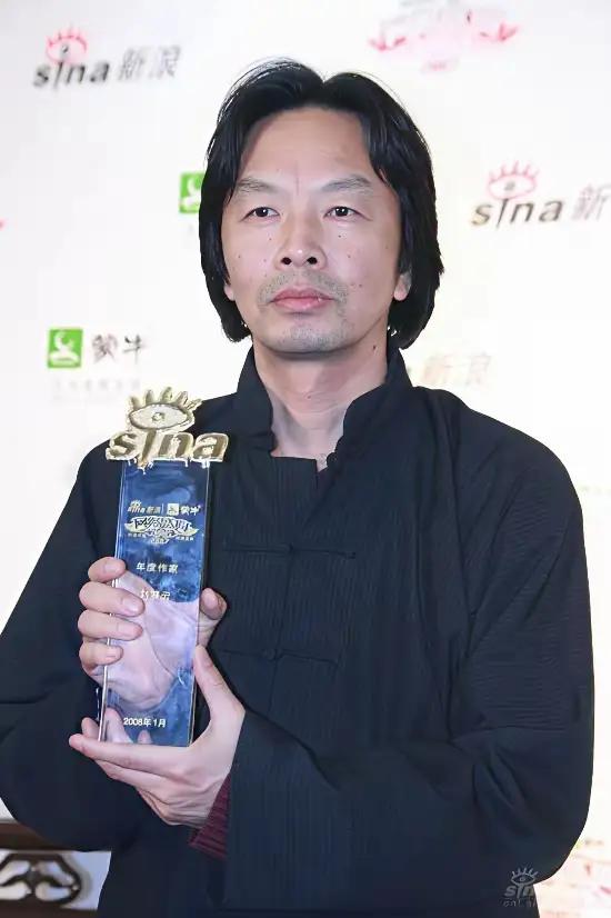 刘震云说：“想看透一个女人，其实特简单。你请她吃十顿饭，都不如让她坐一次你的副驾