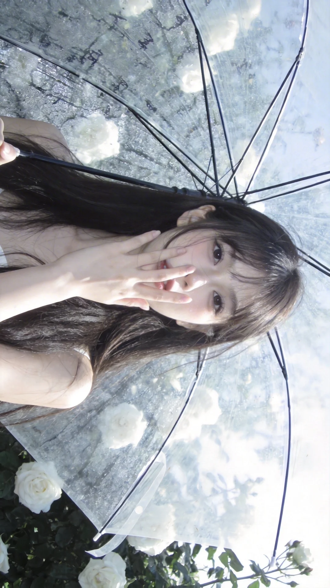 一位长发及腰、模样似洋娃娃般可爱的女生。构图随意却尽显生活中的绚丽日常...