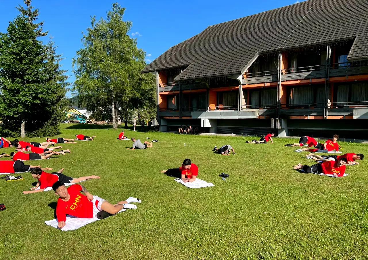 中国男篮一边训练，一边欣赏欧洲美景，真的太幸福了！

中国男篮在近日已经开启欧洲