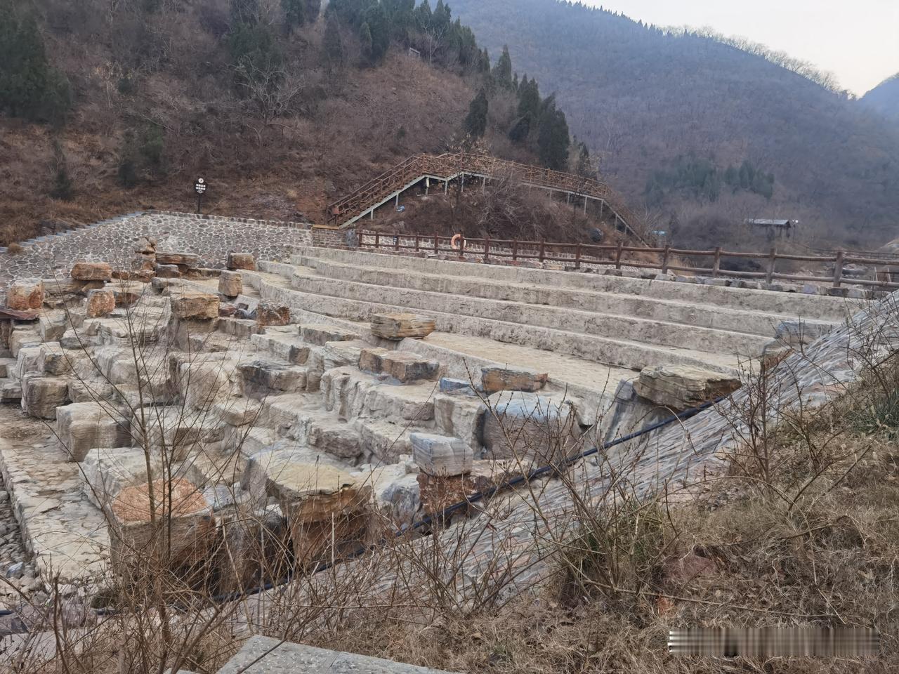 今儿逛这山间景区，老远就瞅见这片特别的石阶台，一下子就被吸引住了！层层叠叠的石阶