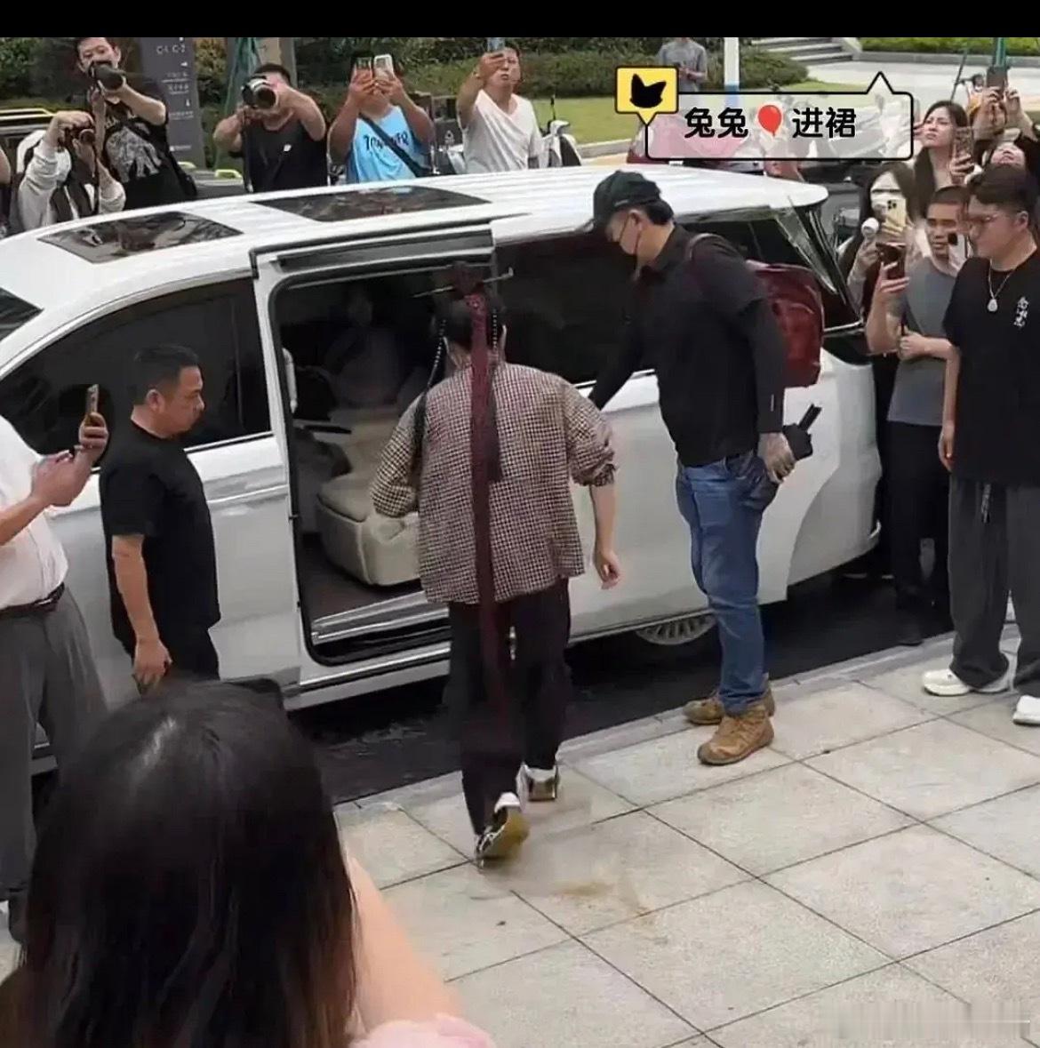 侯明昊比例太䖈了，他到底多高了 