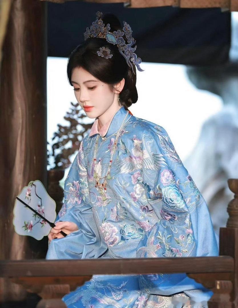 鞠婧祎新造型美晕了直接被鞠婧祎新造型狠狠惊艳！澄澈蓝调雅致大气，柔和杏色干净通透