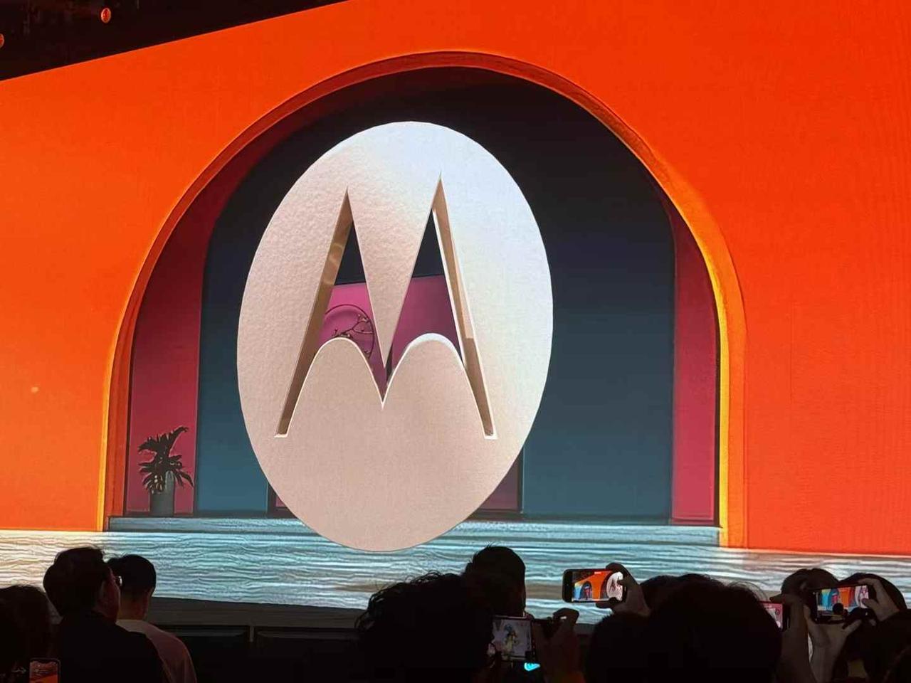Moto logo一出现，轻松愉悦感一下就上来了。

Hallo Moto，这就