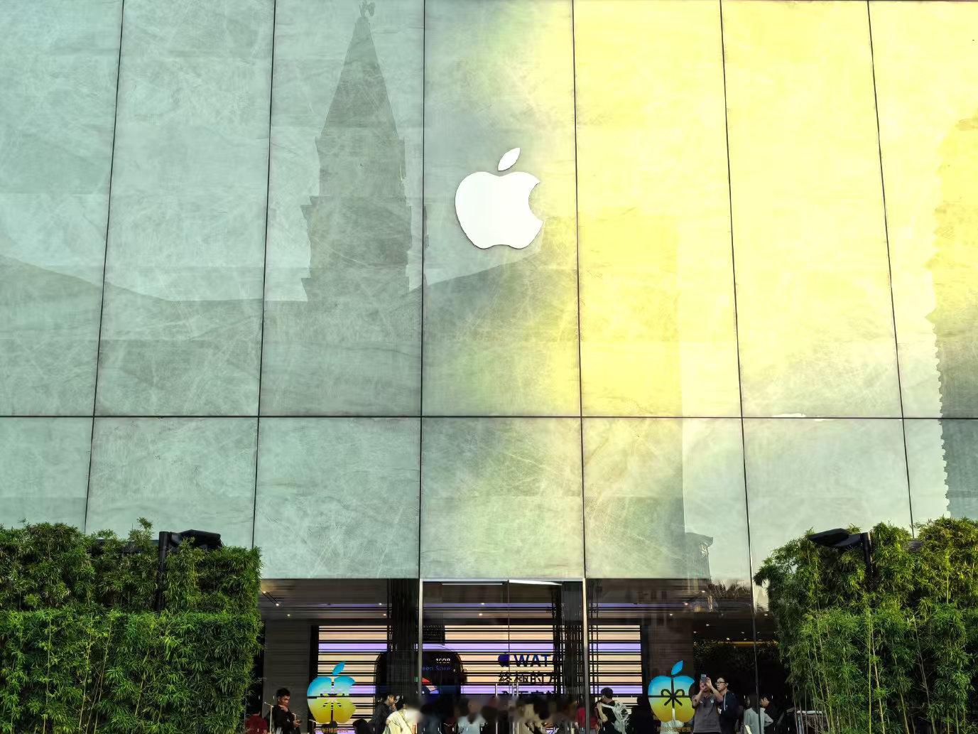 全球唯一大理石苹果店，澳门苹果店装修的很有特色外观是真大理石的外立面，竹林就在店