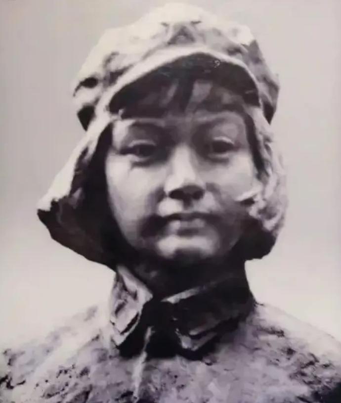 1929年2月的一个深夜，十几个国民党大兵踹开房门，黑洞洞的枪口直接扫向屋内。如