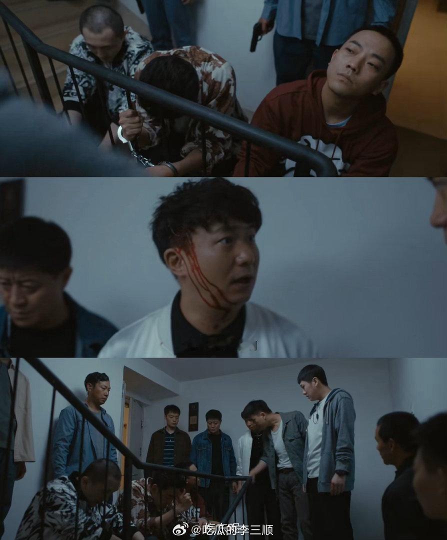 低智商犯罪垃圾车秒变押运车 名低智商犯罪破烂垃圾车临时变身高配押运车，一本正经干