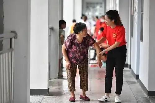 #有老人摔倒了，你敢去扶吗#看到老人摔倒，心里会瞬间揪起，可要说敢不敢扶，确实有