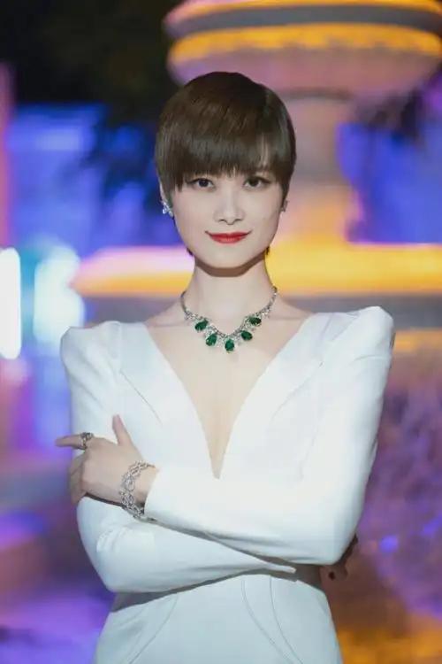 在近期的音乐分享会上，李宇春首次直面“冷门歌后”的标签，给出了松弛又清醒的回应。