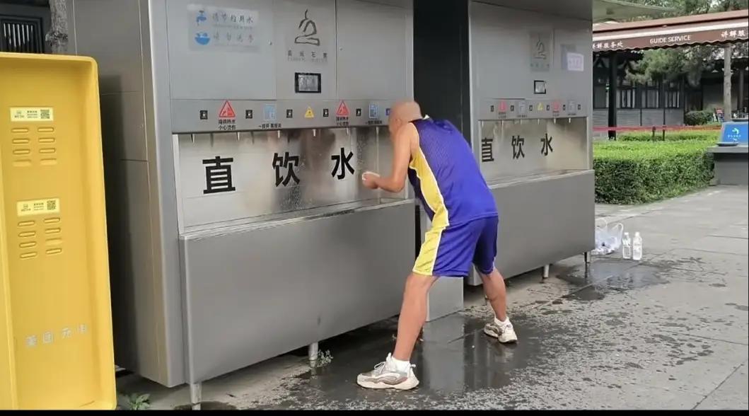 这位老弟，在景区公共饮水处吐痰、擤鼻涕，让你膈应、恶心和不舒服，但这可不是那种“