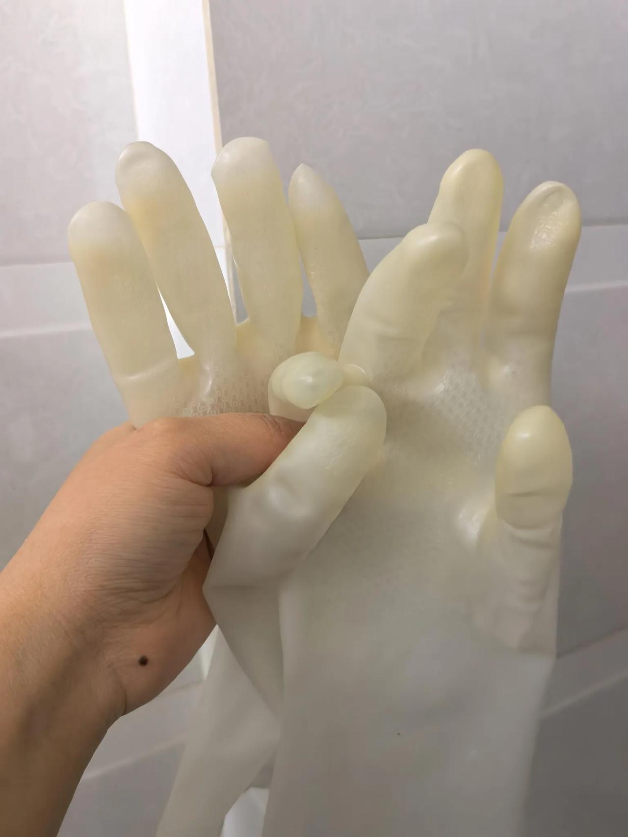丁腈手套为什么几个月就发硬了？
买了丁腈手套洗碗的手指那边，几个月，硬的像塑料一