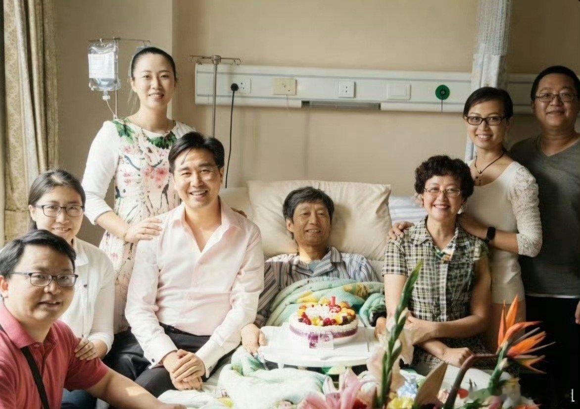 艾跃进教授癌症晚期时的感人照片：他和他的学生在他病床前，面向党旗庄严宣誓。 艾公