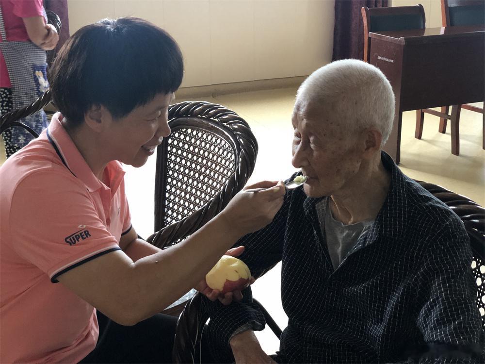 宁波慈溪好人十九年坚守养老助残一线 近日，第九届宁波市道德模范名单揭晓，慈溪掌起