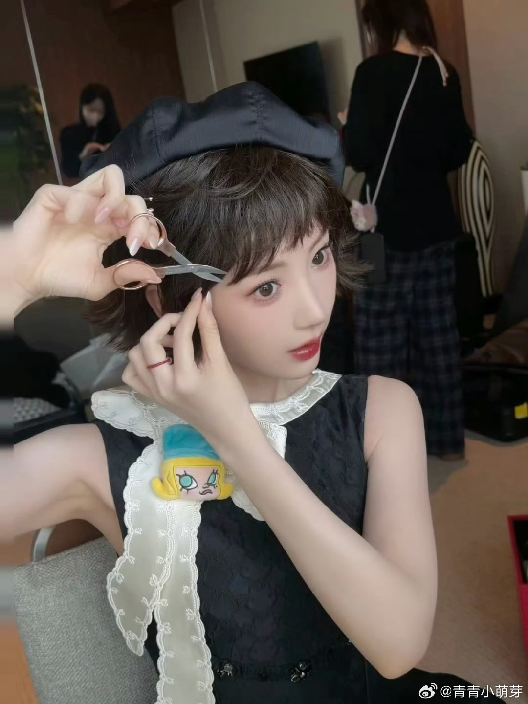 毛晓彤二月二剪短发，俏皮值拉满。这灵动的短发造型，让她美得别具一格。果然美女就是